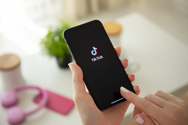 TikTok for Vacation Rental Hosts: How to Use It + Top Features and Hacks