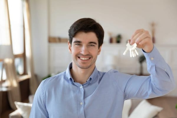 Man holding keys for Airbnb key exchange